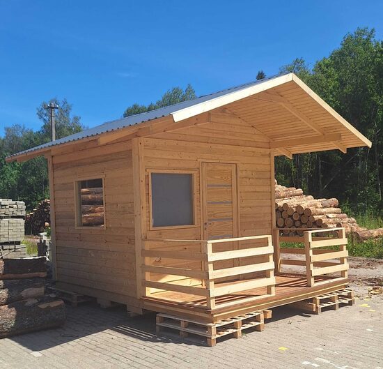 Koka mājiņa 4,5x3m – terase, dubultā apdare, pieejama uzreiz